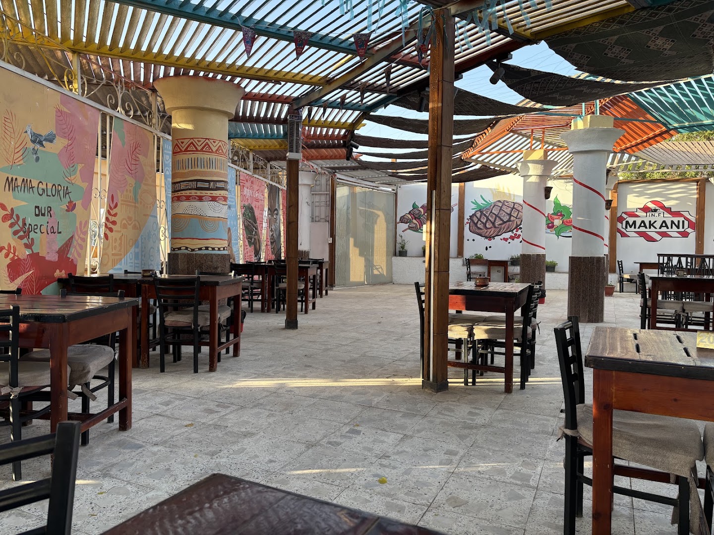 Makani Restaurant: clear, inviting restaurant terrace photo