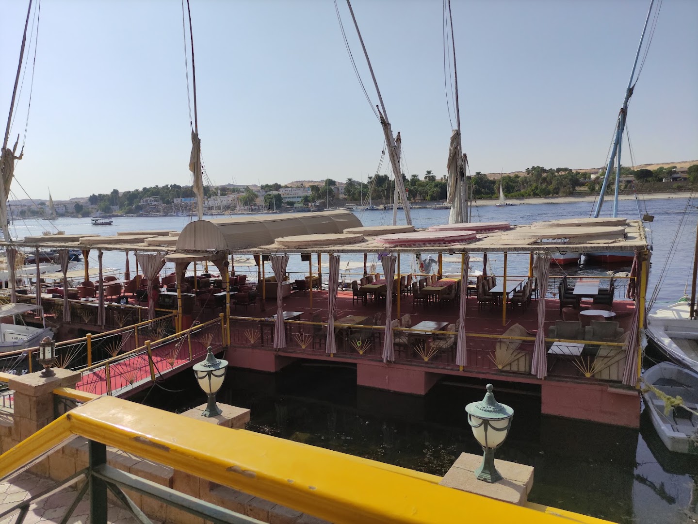 Salah El Din Restaurant: restaurant's scenic river setting
