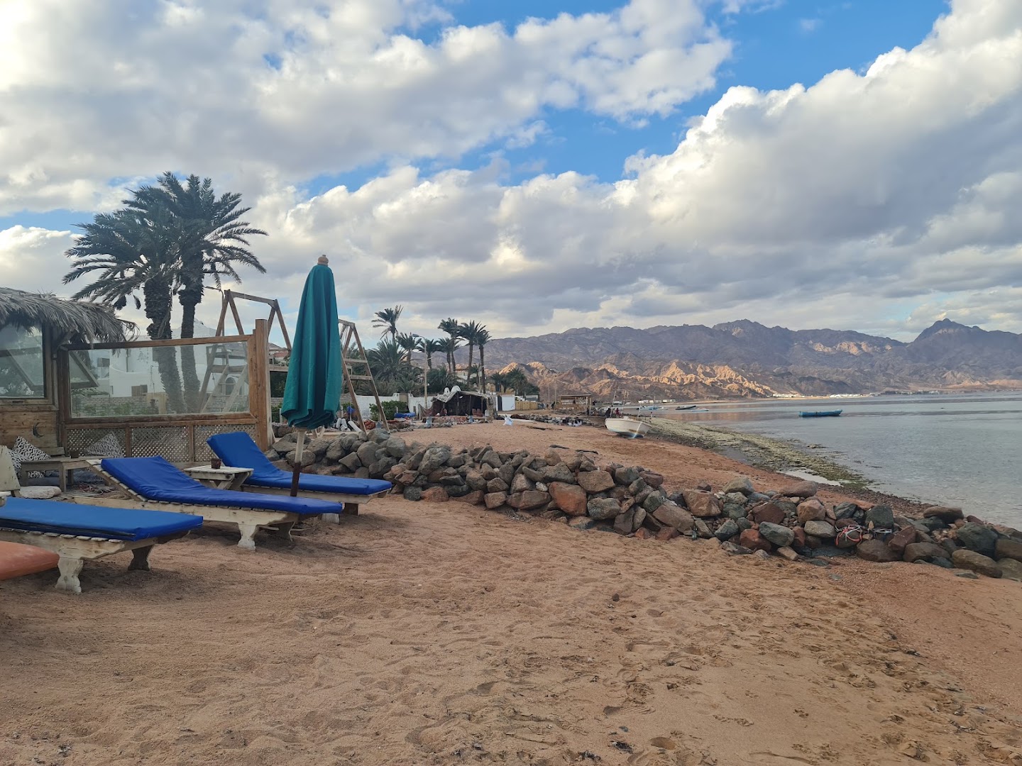 Pattaya Thai Dahab: attractive beachside restaurant setting
