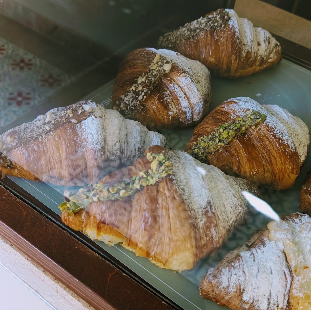 Fornalia: appetizing display of fresh pastries