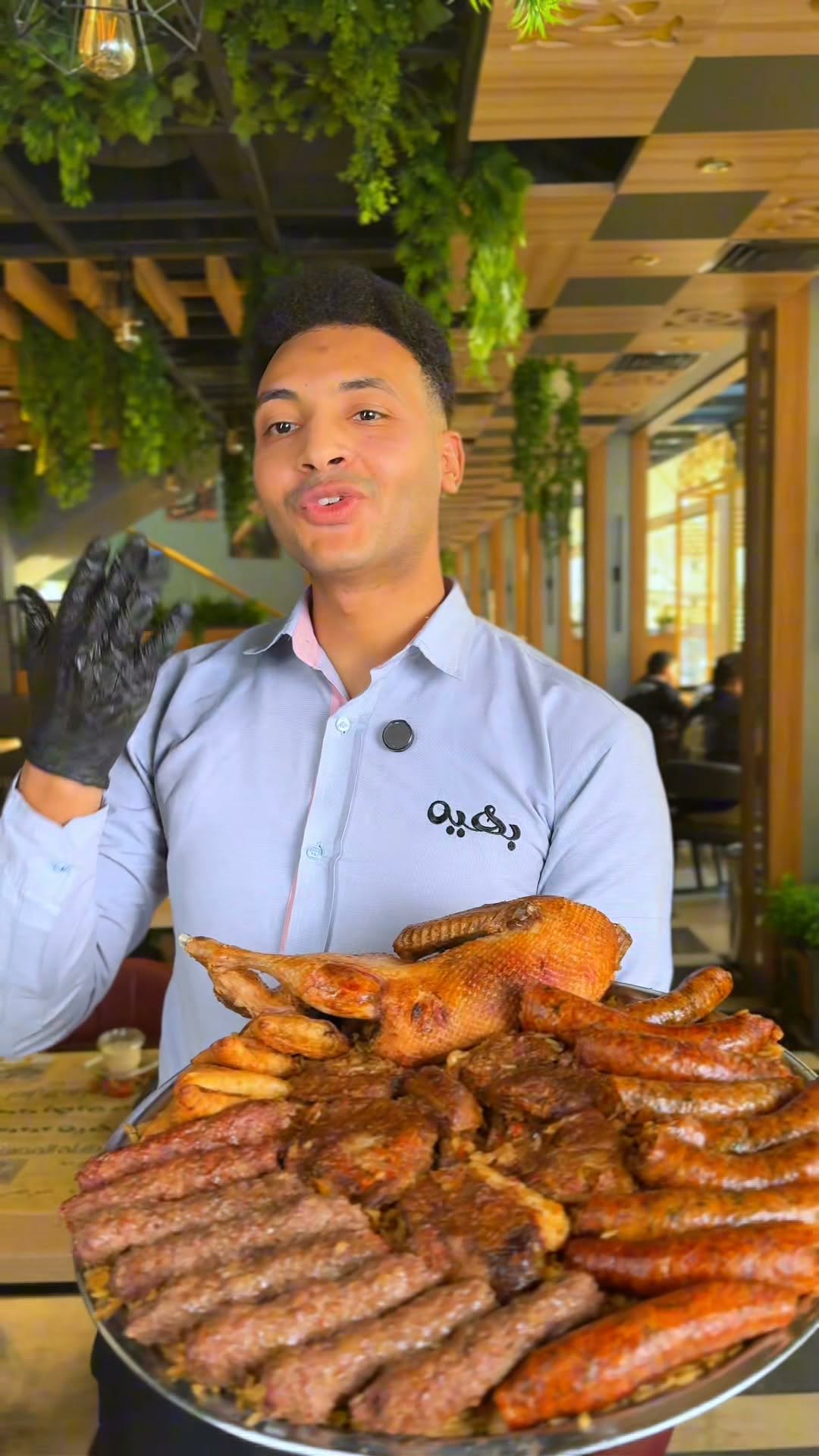 Bahia Restaurant, Bahia el-Nil: professional staff presenting food platter