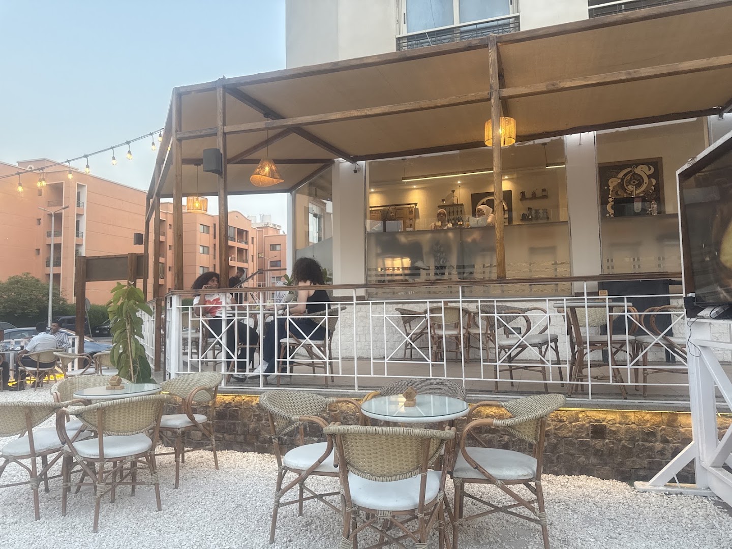 Caravan Specialty Coffee: inviting terrace and venue atmosphere