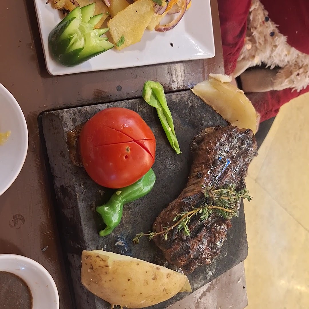 The Moon 2 - Restaurant & Bar: appetizing food presentation