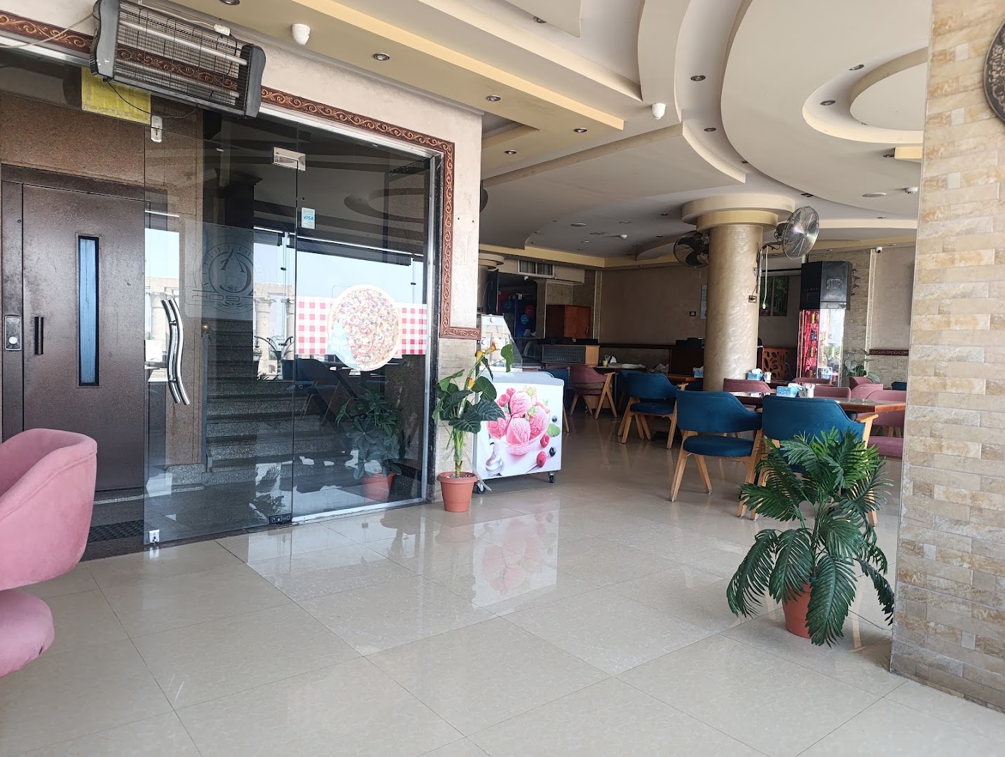 Aboudi Coffee Break: clear view of venue interior