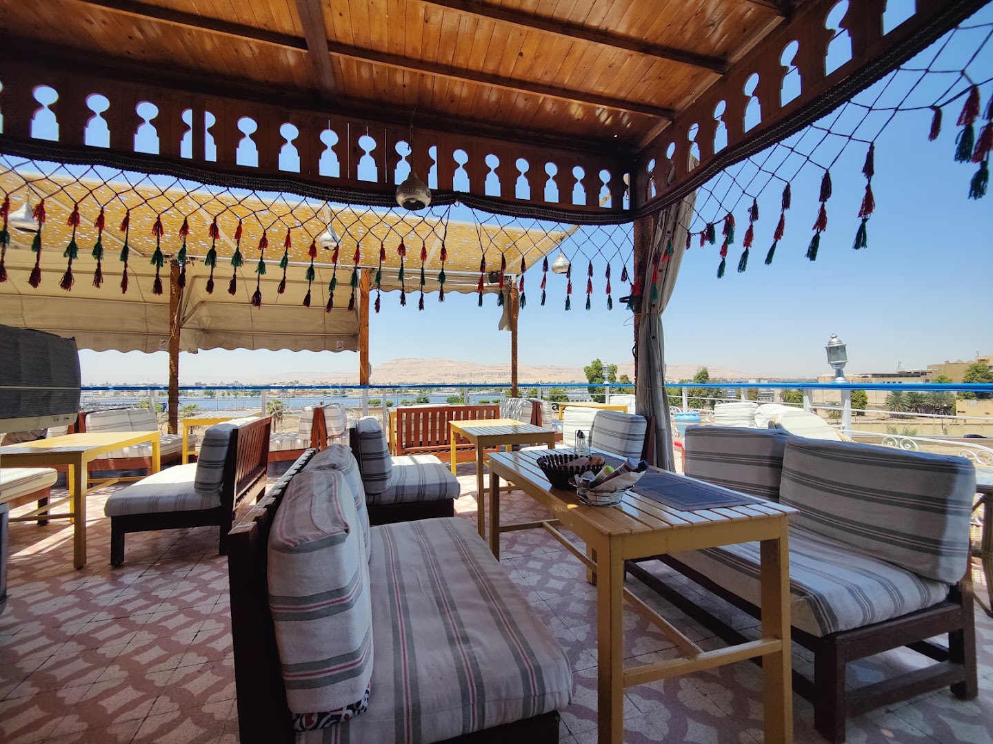 Al Sahaby Lane Restaurant: attractive terrace with scenic view