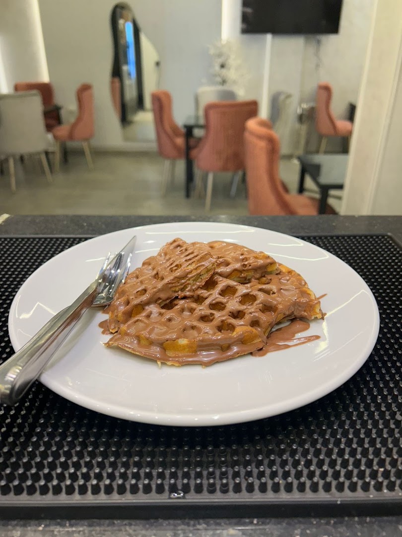 Breeze & Beans: appetizing food photo in venue