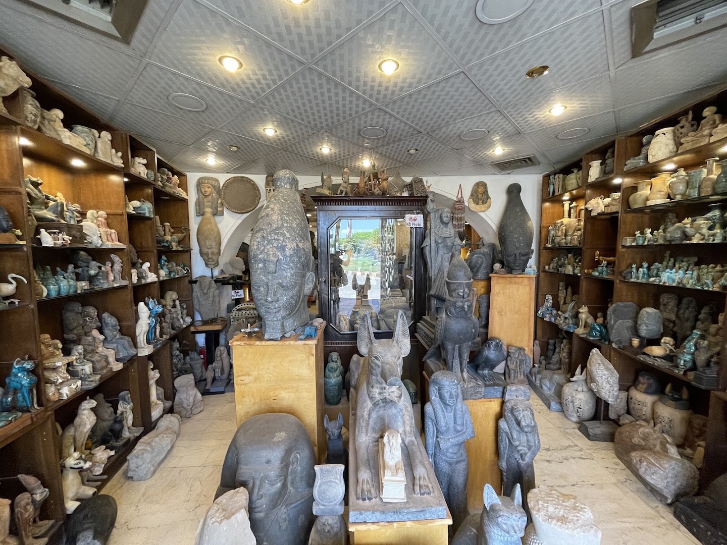Nobles Art Gallery: clear view of gallery collection