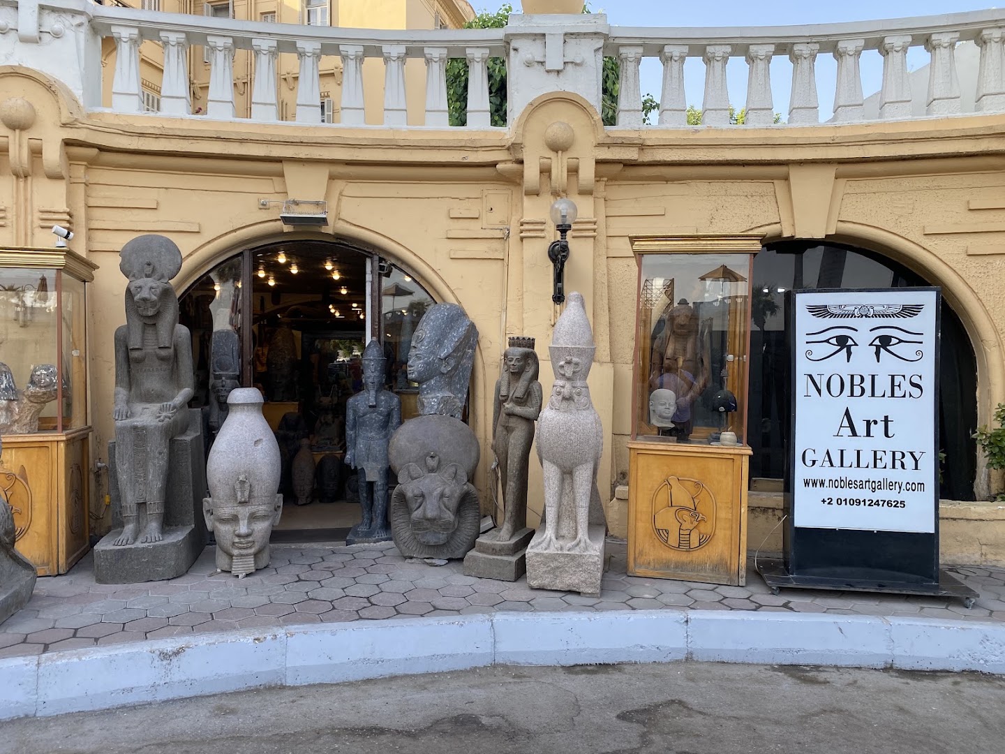 Nobles Art Gallery: clear view of gallery exterior