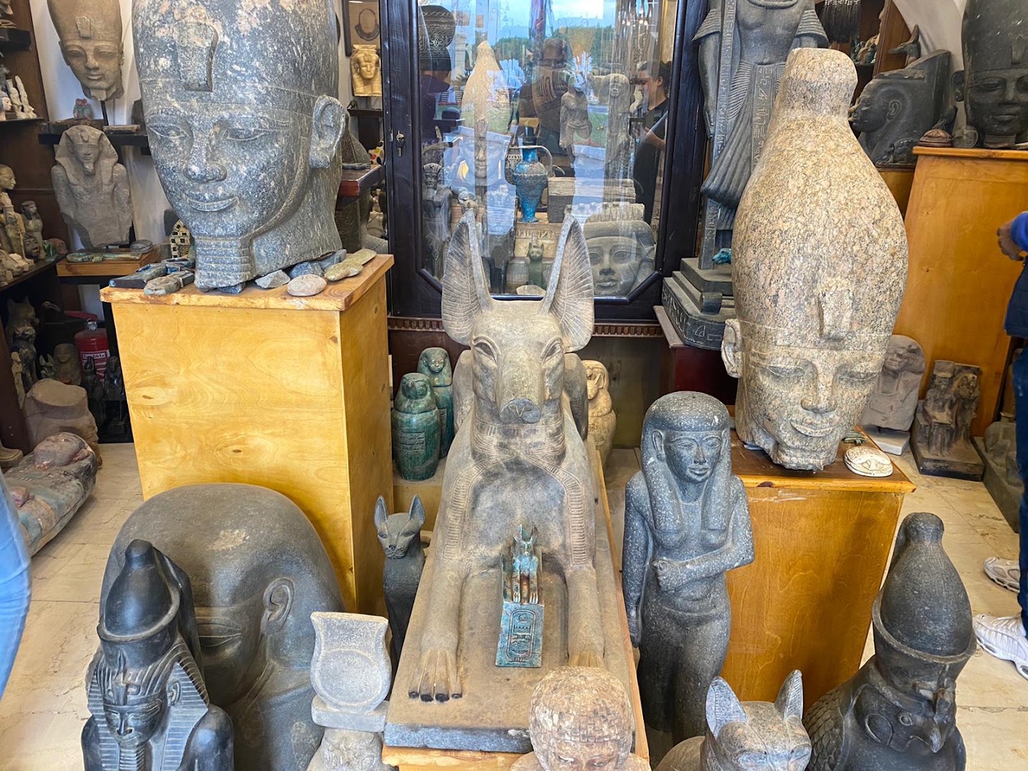 Nobles Art Gallery: clear display of gallery collection