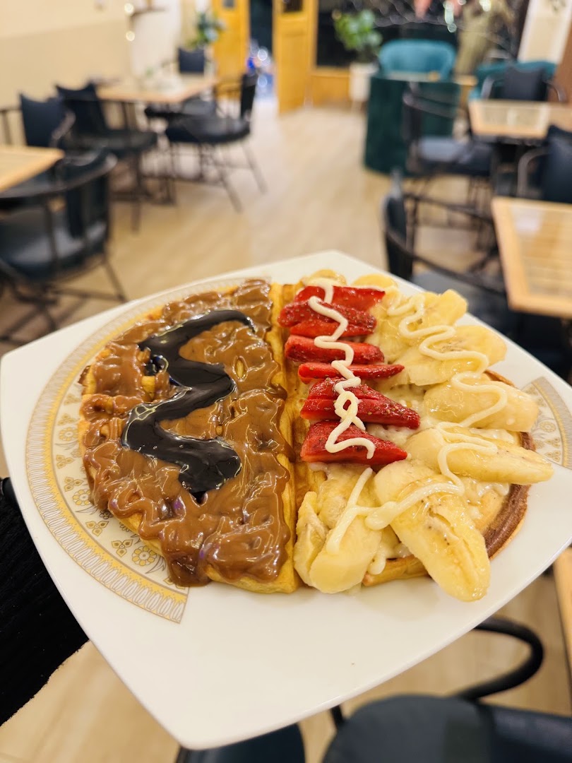 Paris Café: appetizing photo of served food