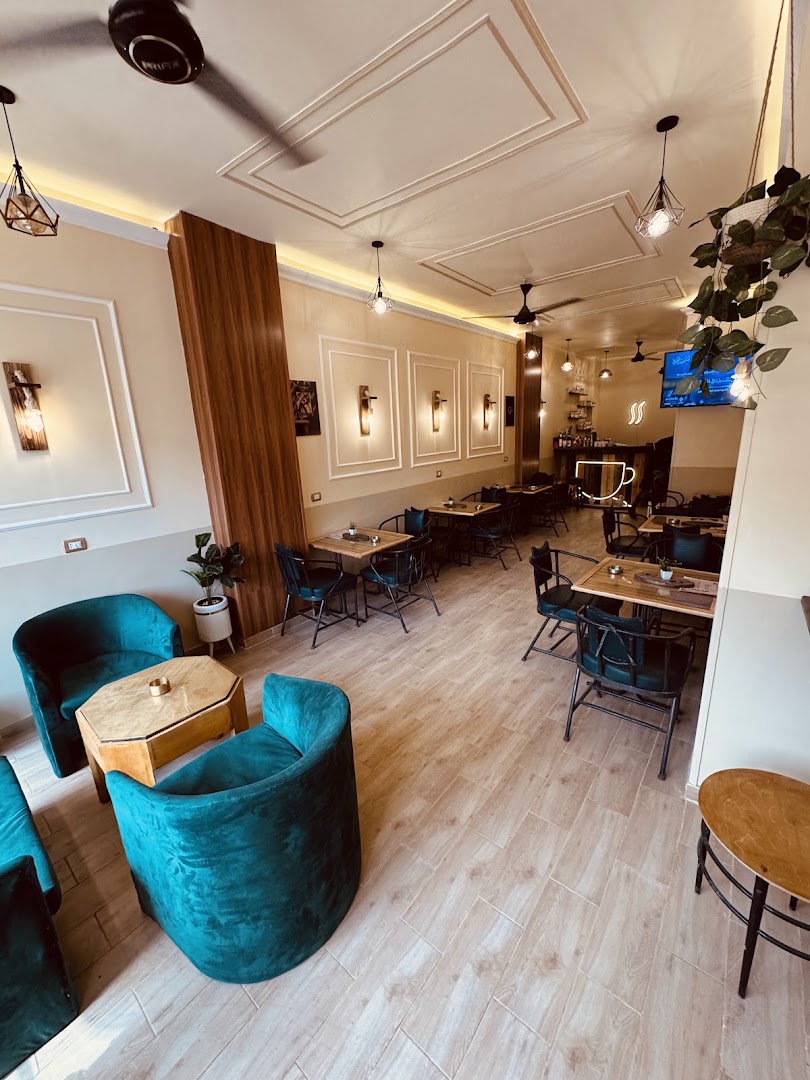Paris Café: clear, inviting interior atmosphere photo