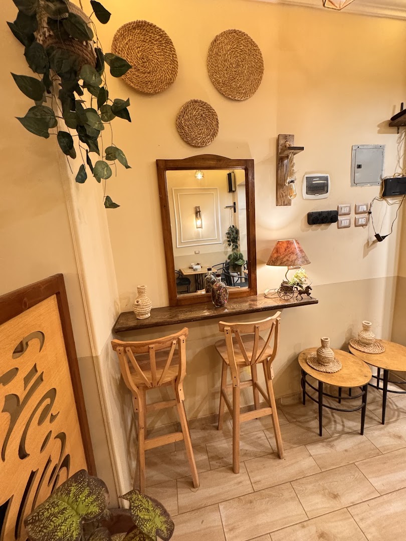 Paris Café: inviting interior atmosphere