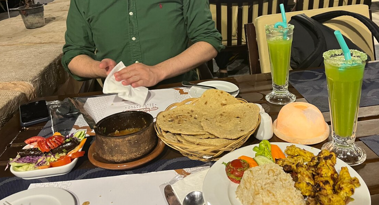 Restaurant El-Kababgy: appetizing food and drink presentation