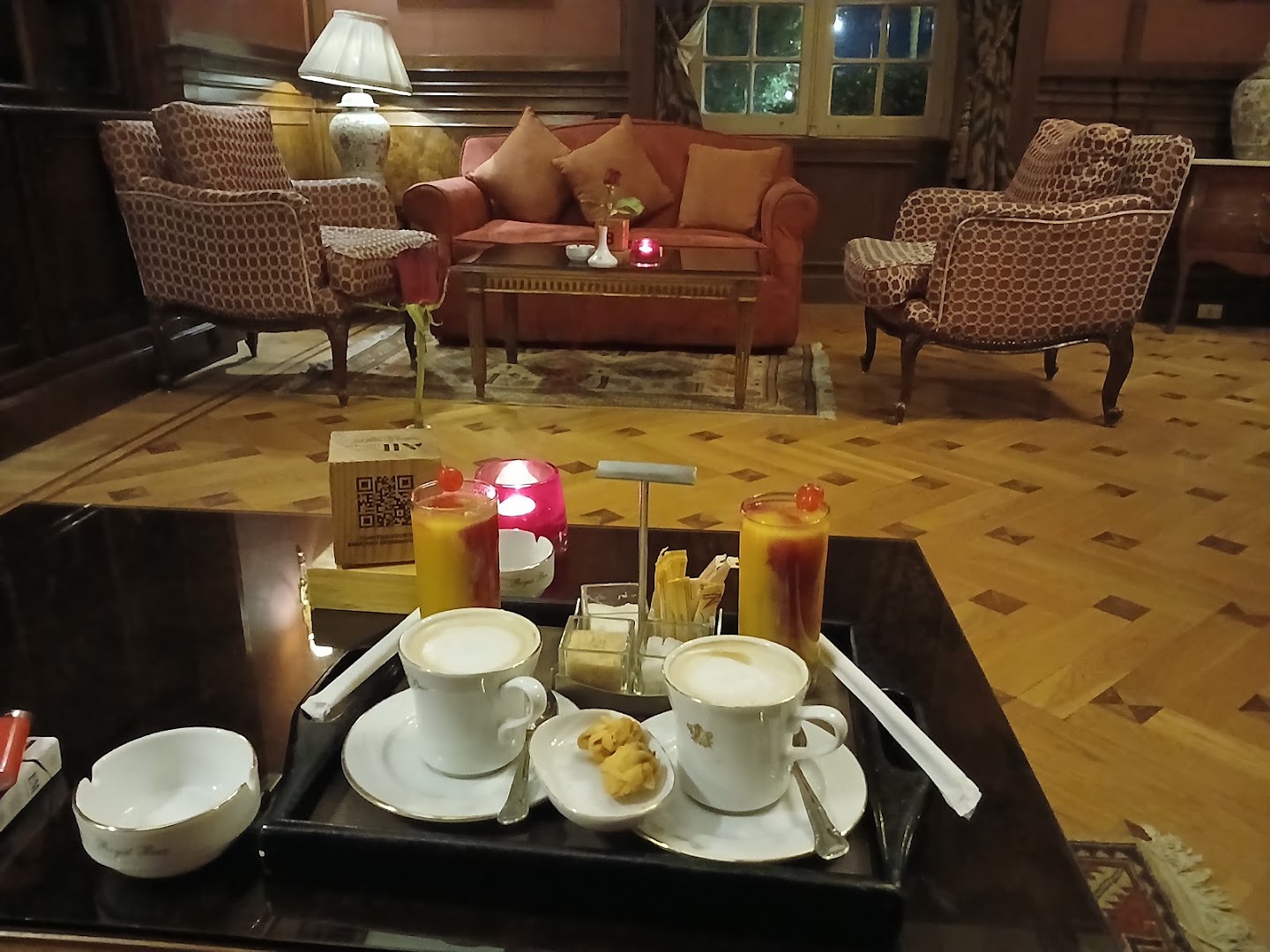 Royal Bar: inviting atmosphere and drink presentation