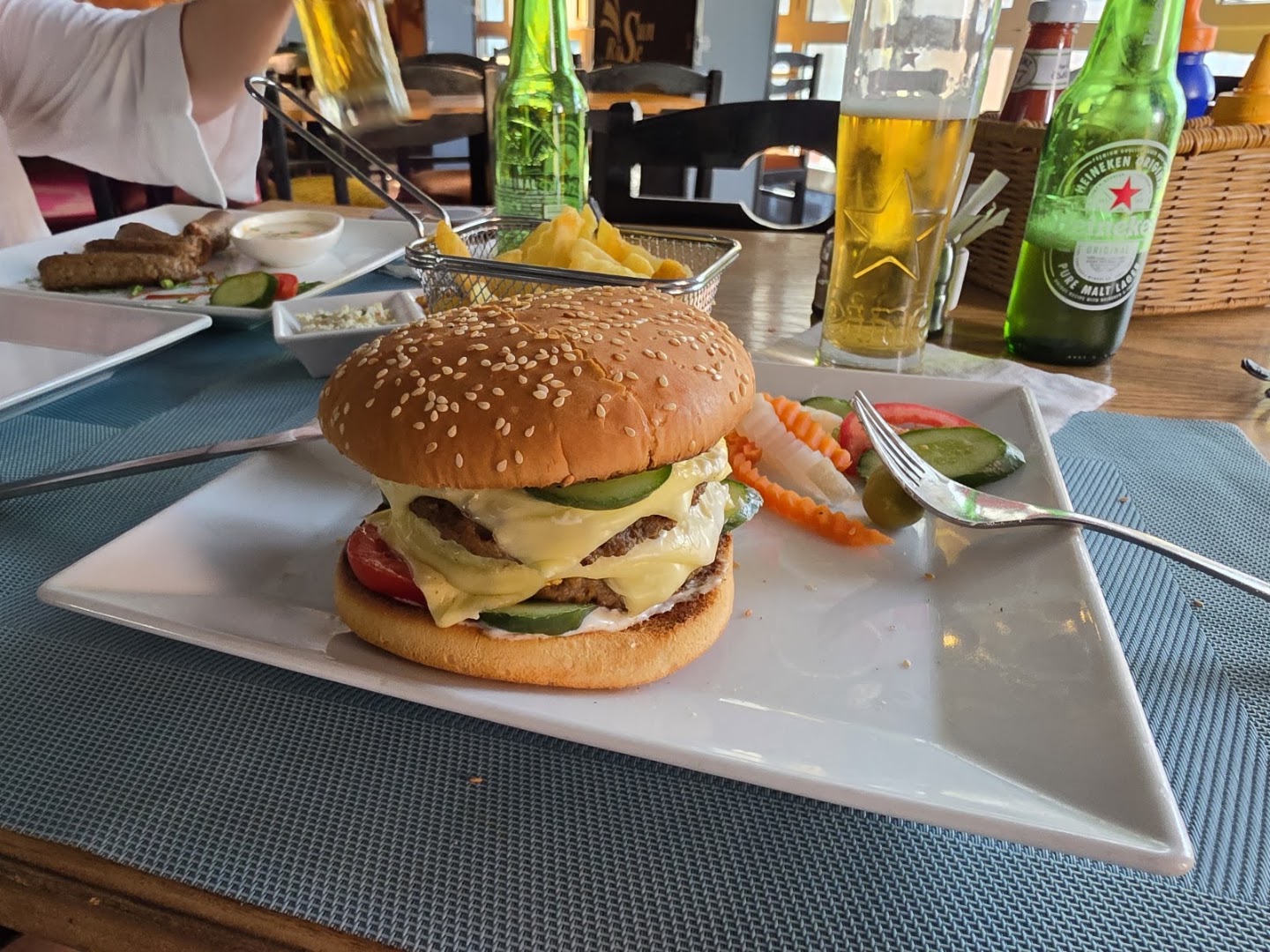 SunRise Pub & Restaurant: appetizing food and drink presentation