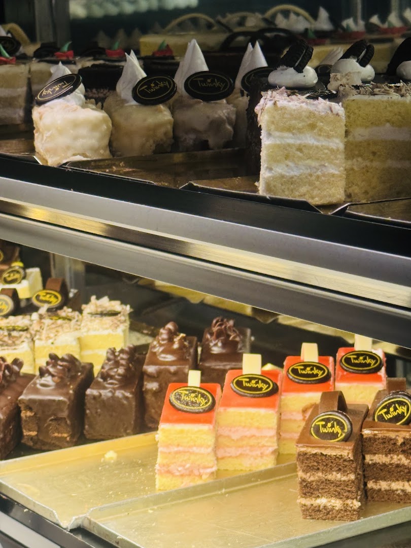 Twinky Patisserie: appetizing display of pastries