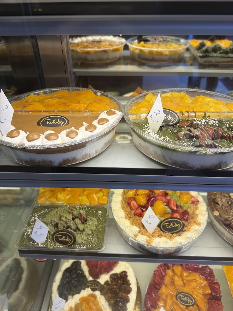 Twinky Patisserie: clear display of appetizing products