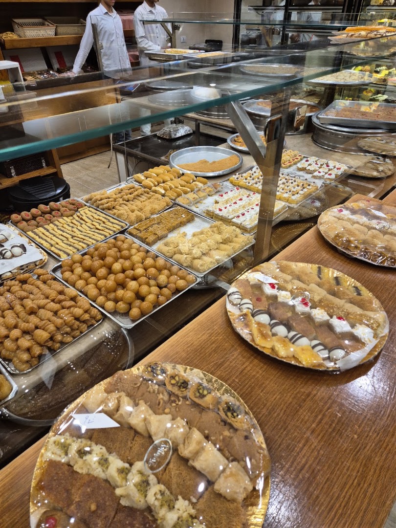 Twinky Patisserie: clear display of fresh pastries