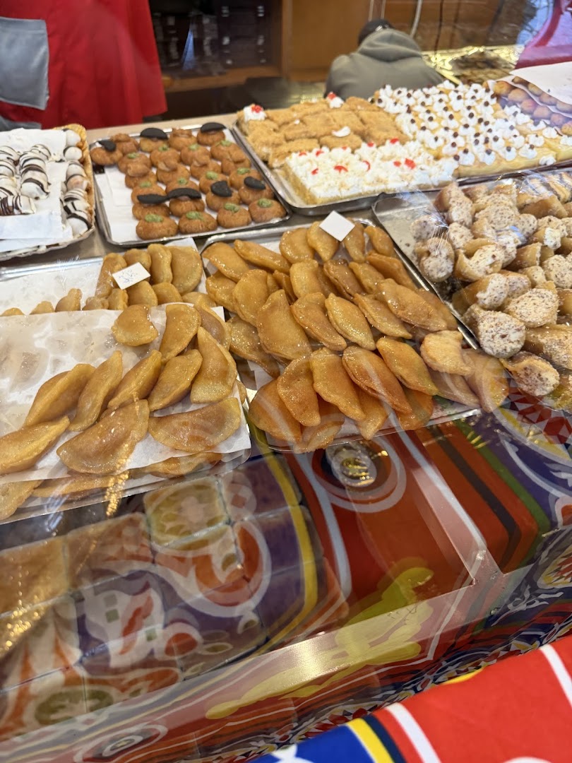 Twinky Patisserie: appetizing display of fresh pastries