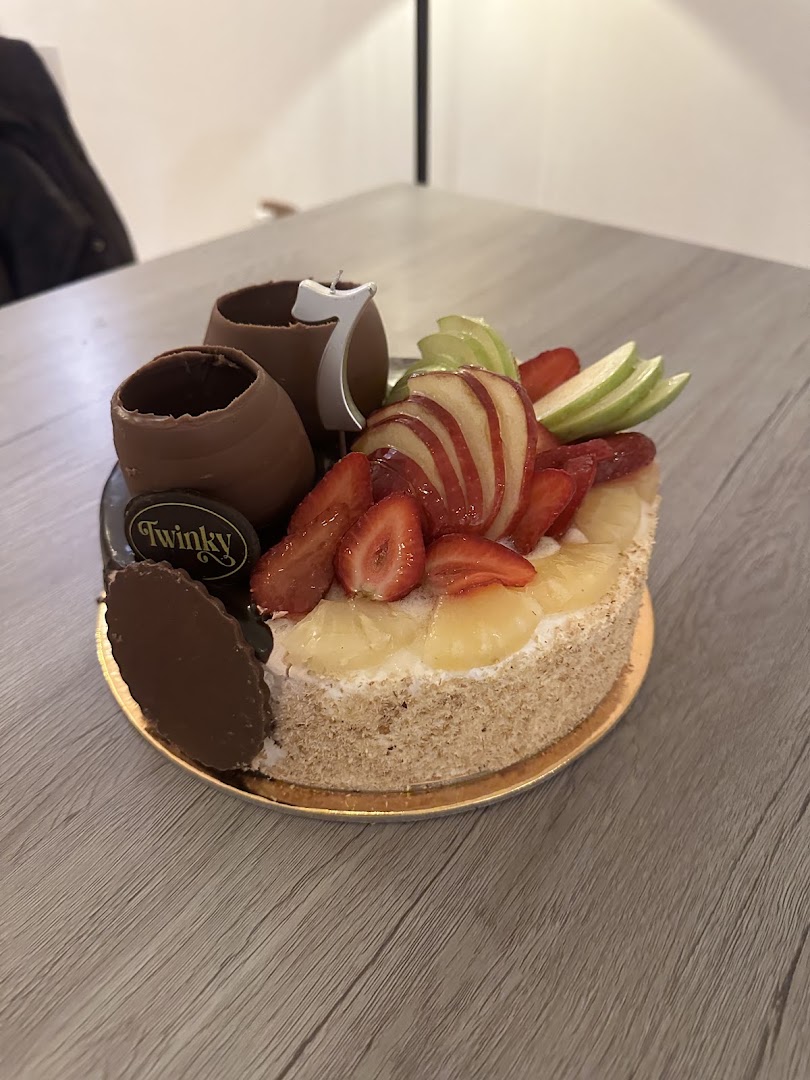 Twinky Patisserie: appetizing photo of patisserie product