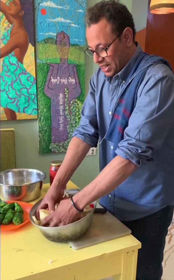 Wannas Art Cafe: staff preparing fresh food