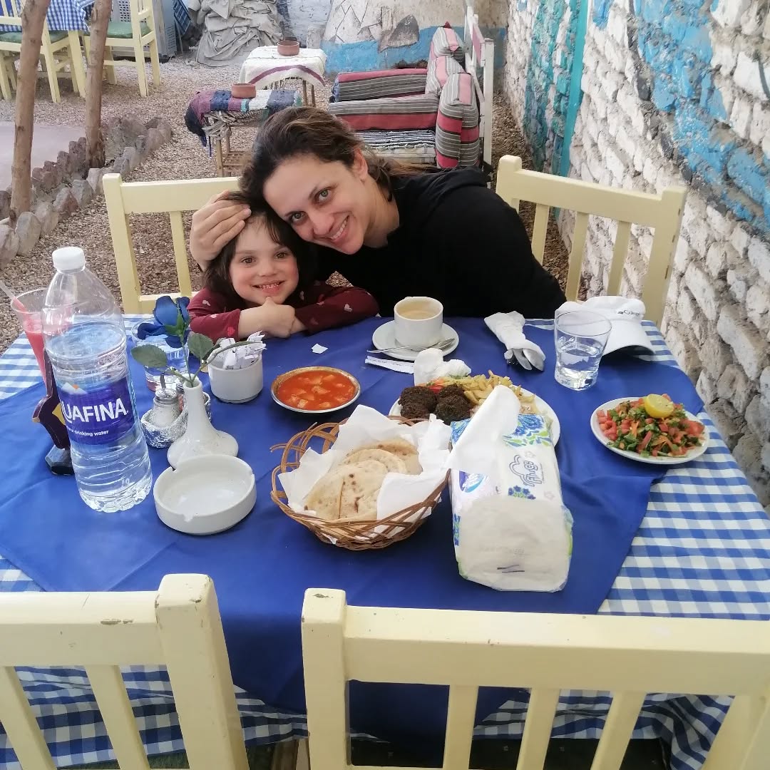 White Garden Restaurant & Coffee: happy customers enjoying food