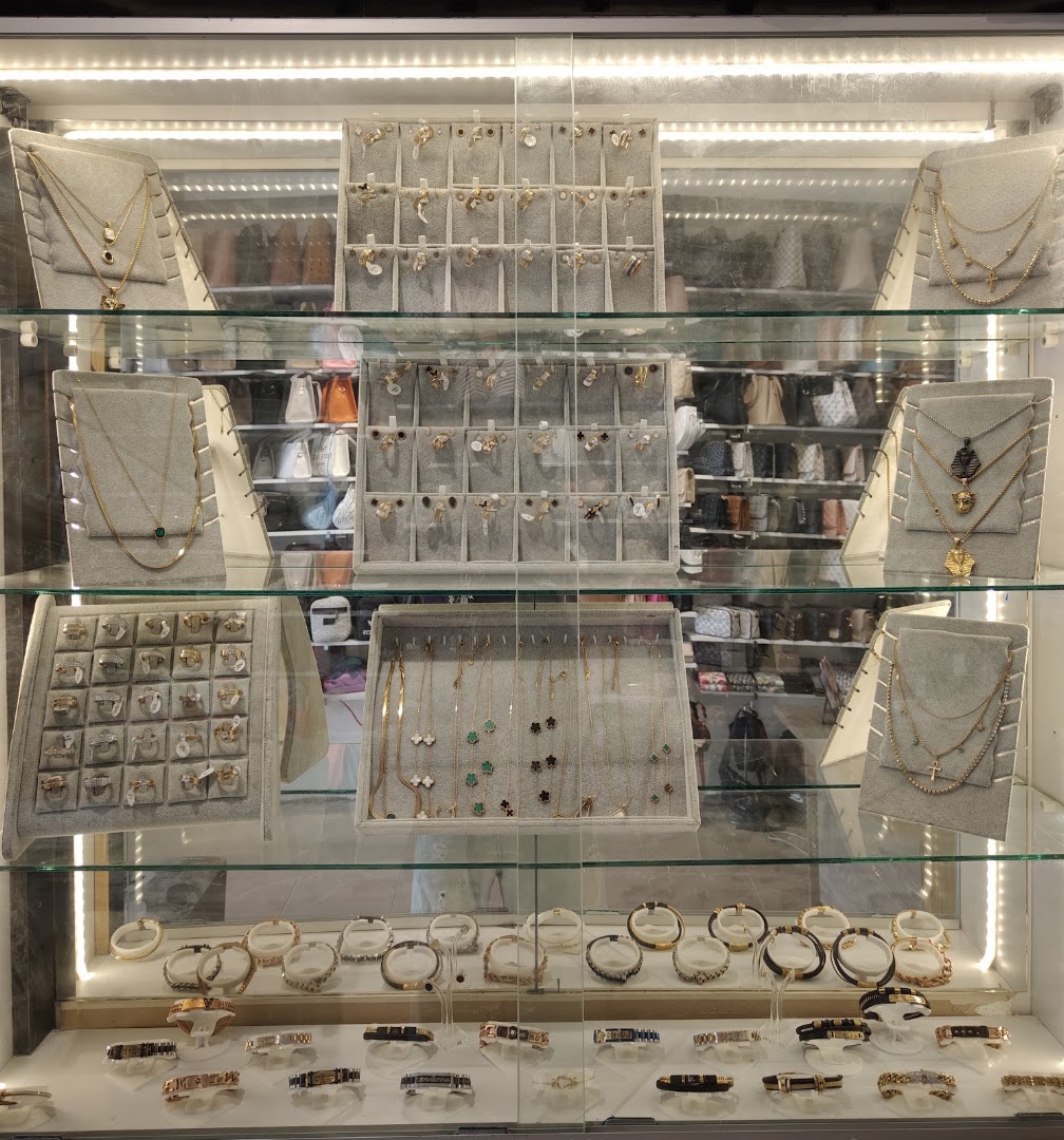 Al Tahona Bazar: clear display of shop products