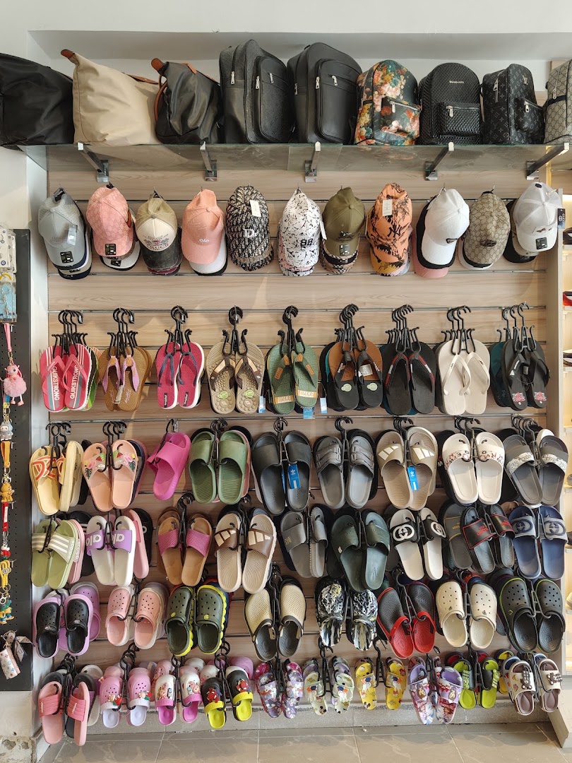 Al Tahona Bazar: clear display of shop products