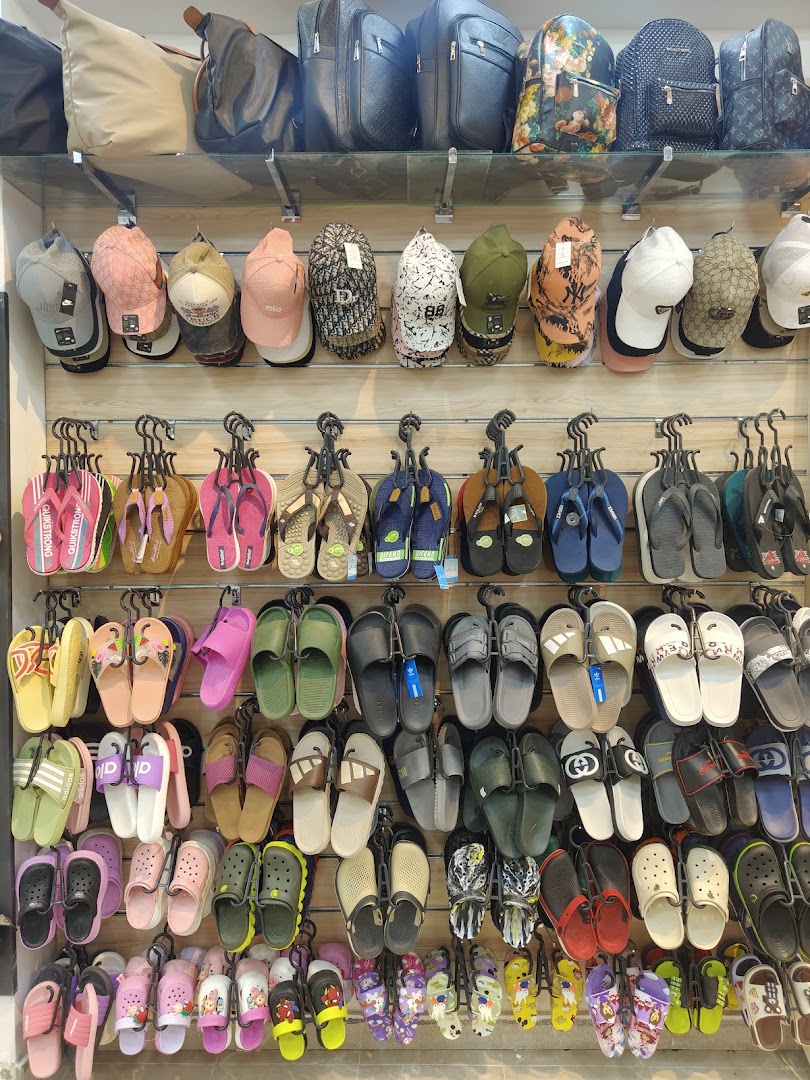Al Tahona Bazar: clear display of shop products