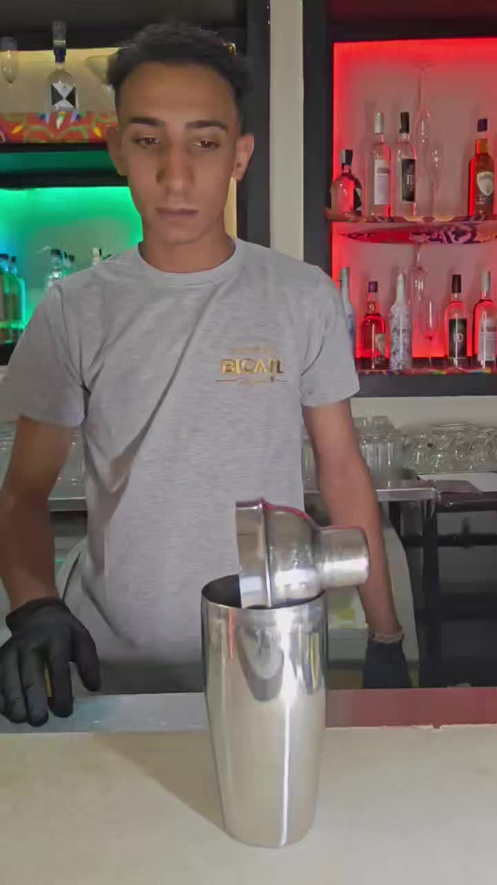 Bicafé: professional staff preparing a drink