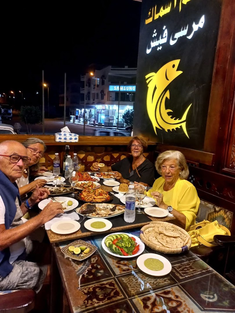Marsa Fish: happy customers enjoying food