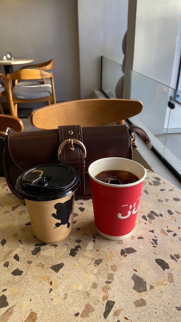 88 Cups: clear photo of cafe drinks