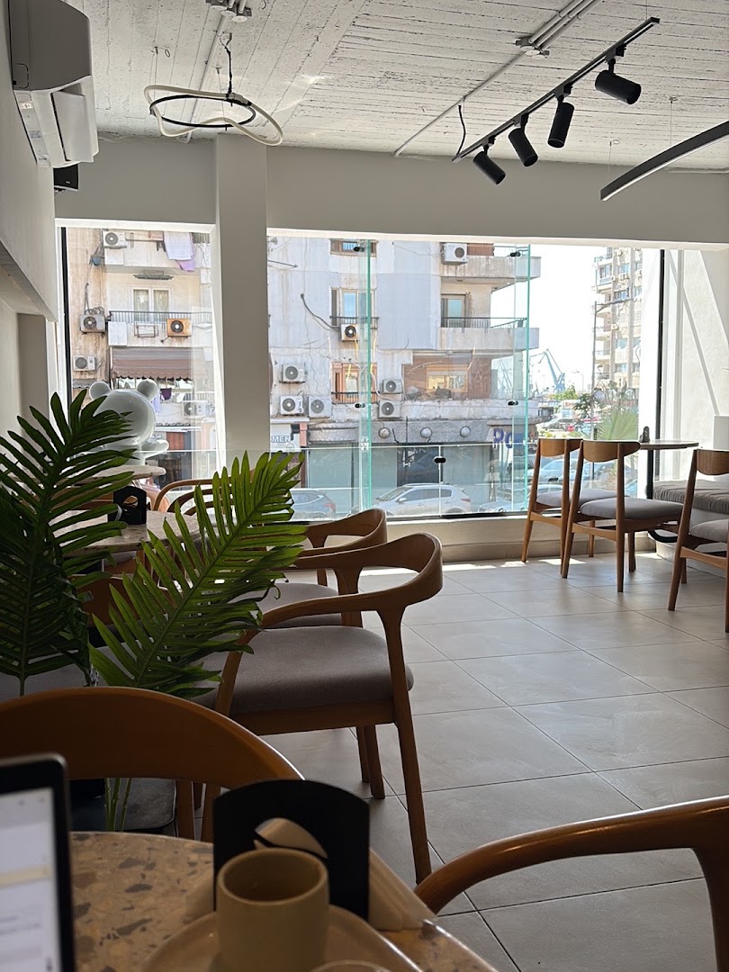 88 Cups: clear, inviting interior atmosphere
