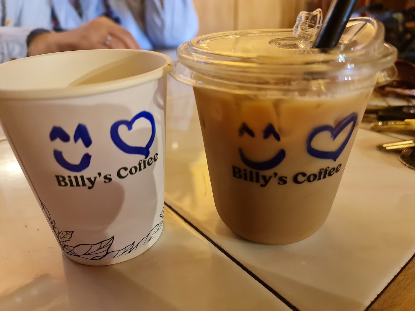 Billy's Coffee: clear photo of branded drinks