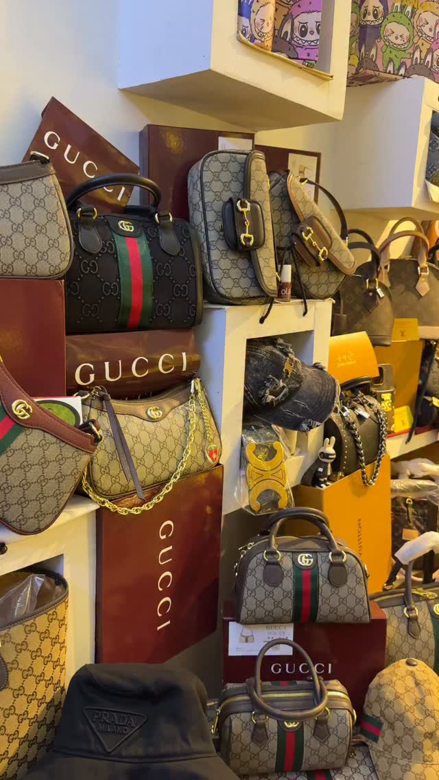 Boda Bag: clear display of shop products