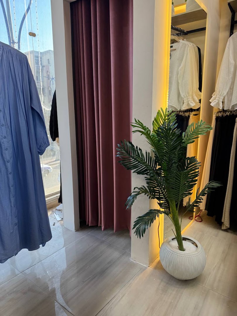 Rowaq: clear shop interior and products
