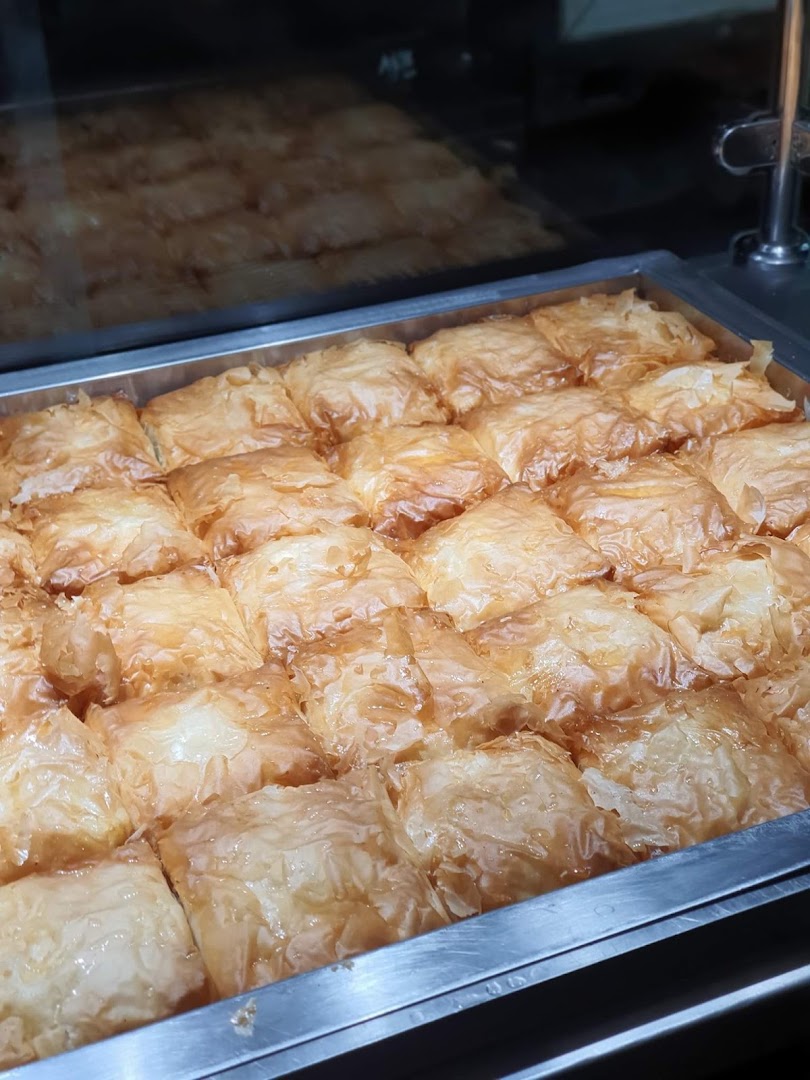 Samy Salem Patisserie: appetizing display of fresh pastries