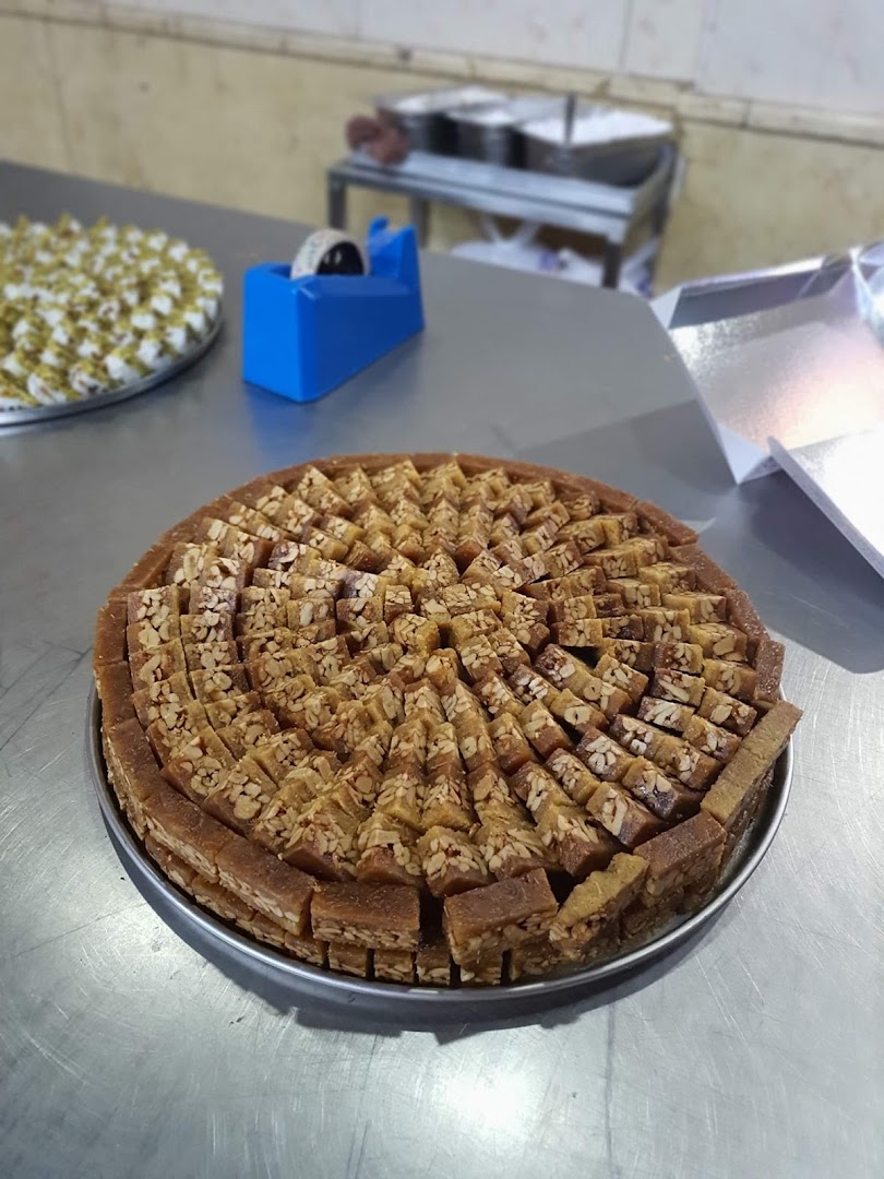 Samy Salem Patisserie: appetizing display of shop product