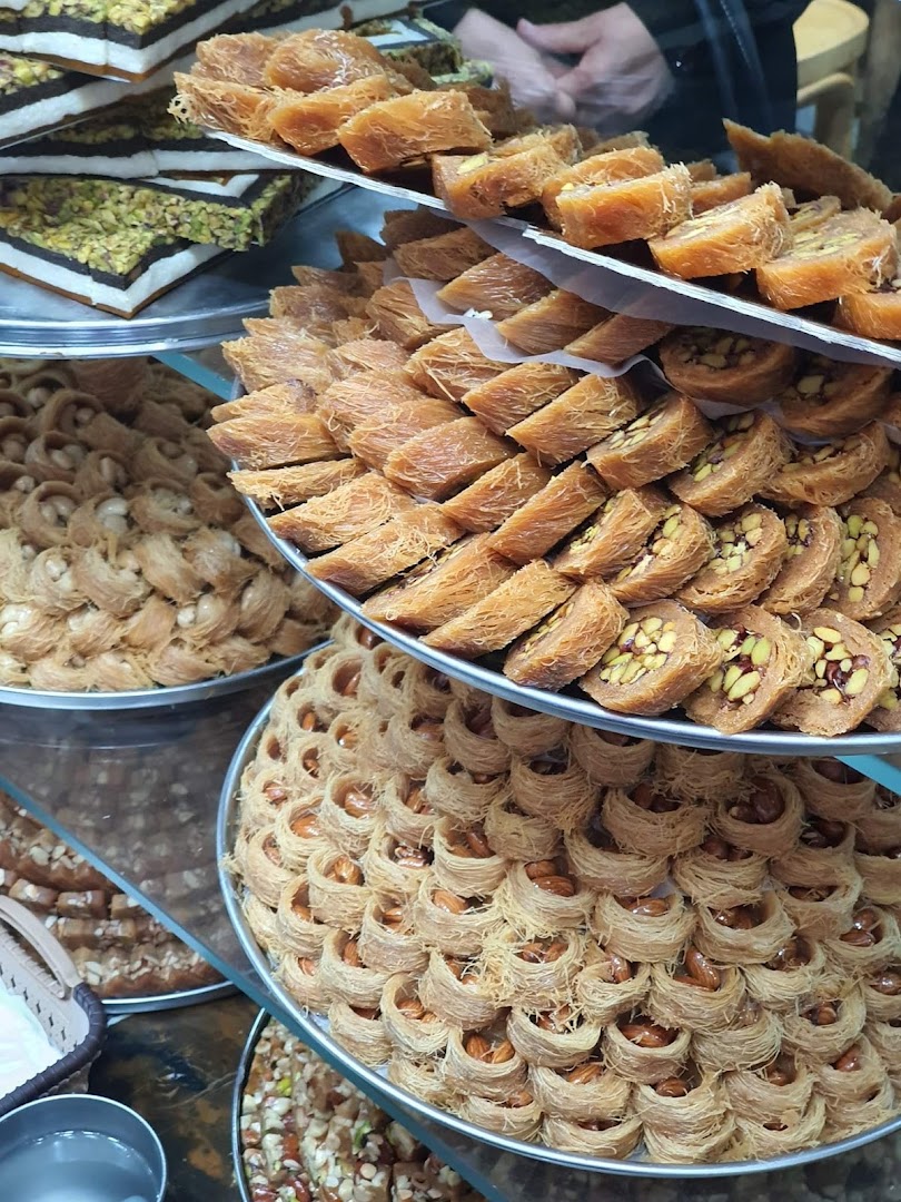 Samy Salem Patisserie: appetizing display of fresh pastries