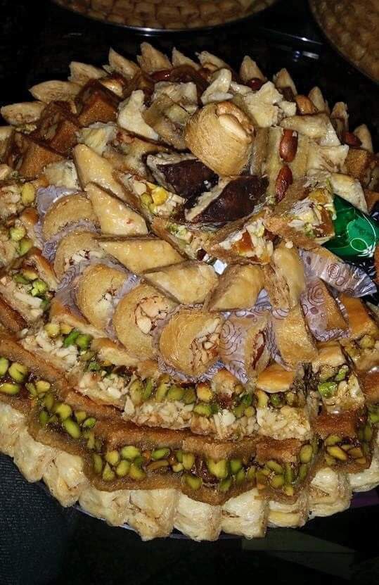 Samy Salem Patisserie: appetizing display of shop products