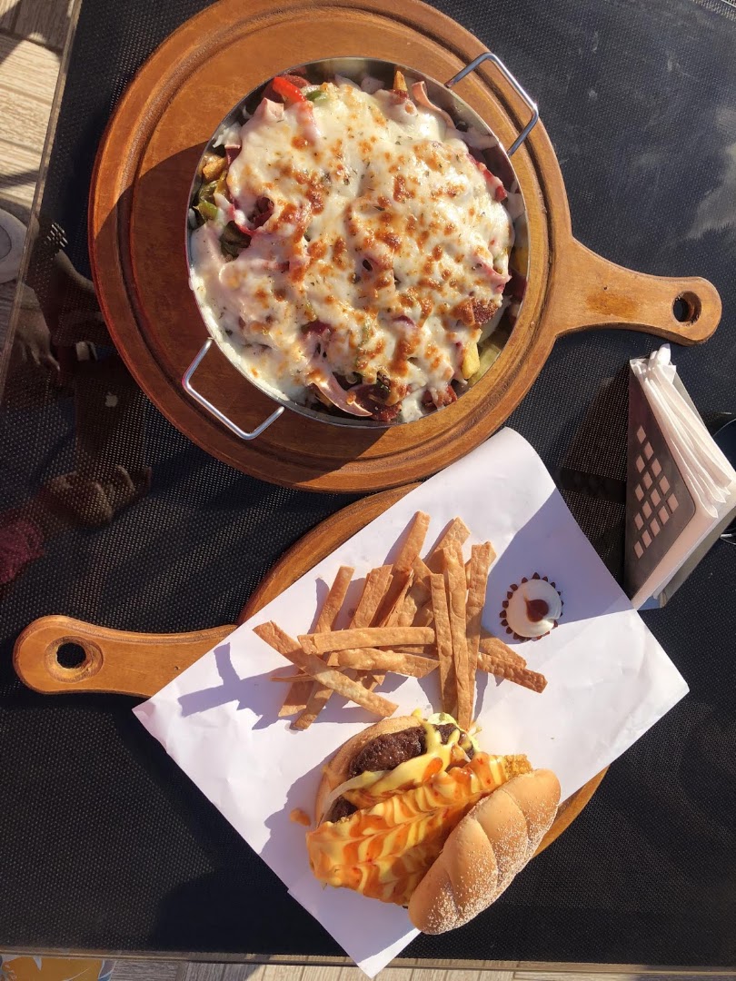 Station Lounge: appetizing food presentation