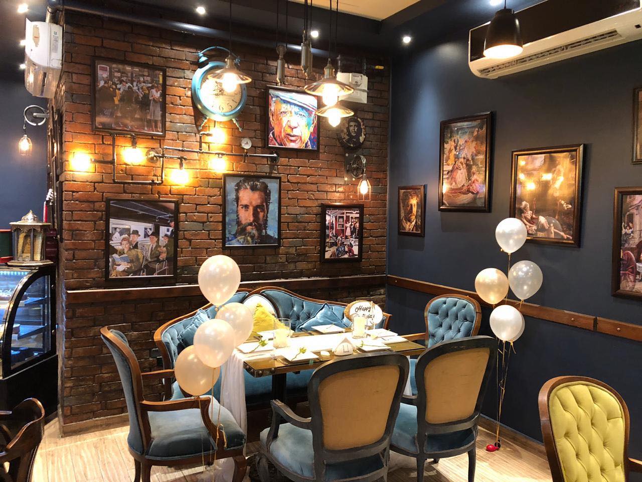 Trendz Restaurant & Cafe: attractive restaurant interior atmosphere