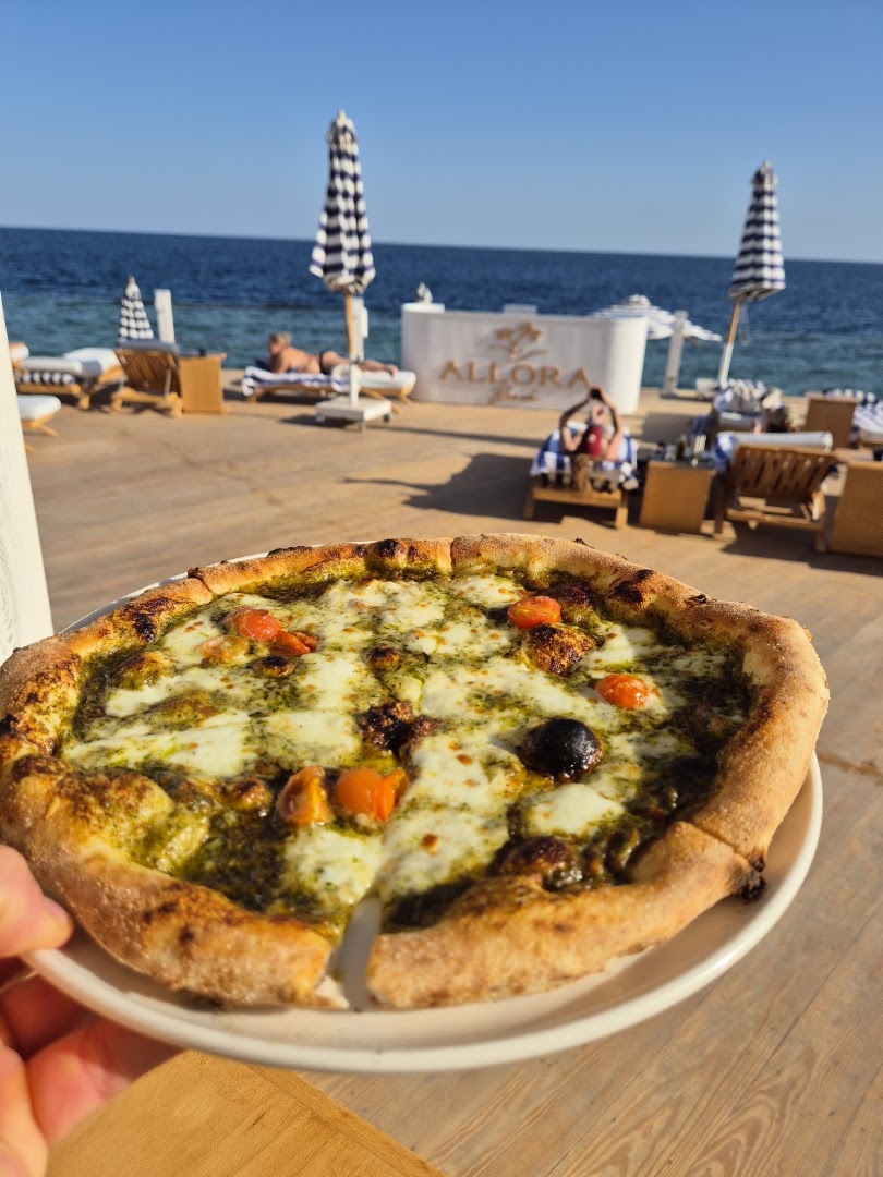 Allora Beach: appetizing food with venue background