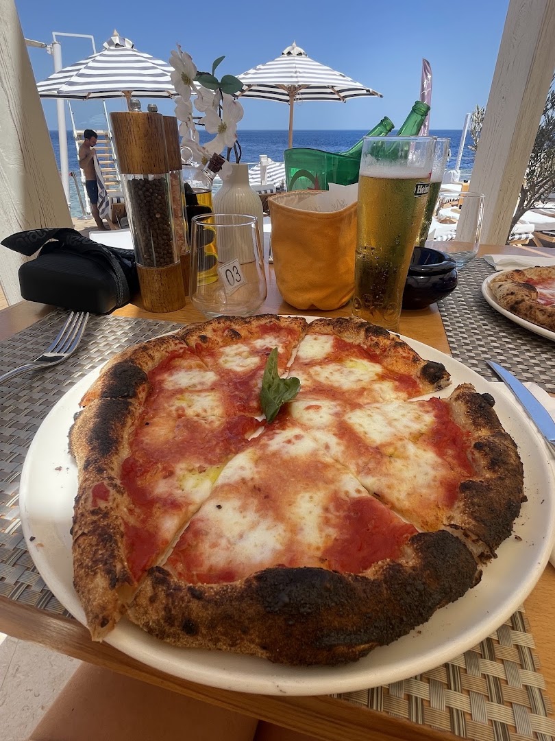 Allora Beach: appetizing food with beach view