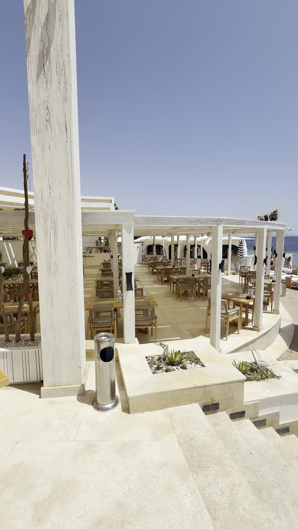 Allora Beach: clear view of venue atmosphere
