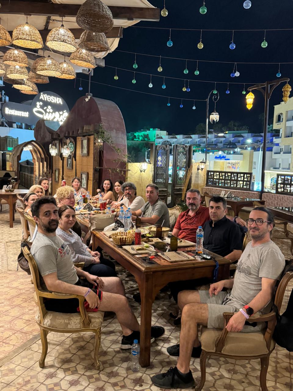 Ayosha Restaurant: atmosphere and happy guests
