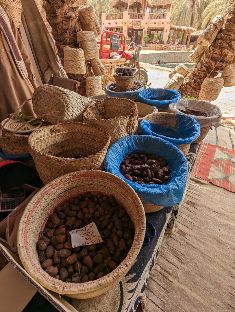 Mokhtar Dates and Natural Products: clear display of shop products
