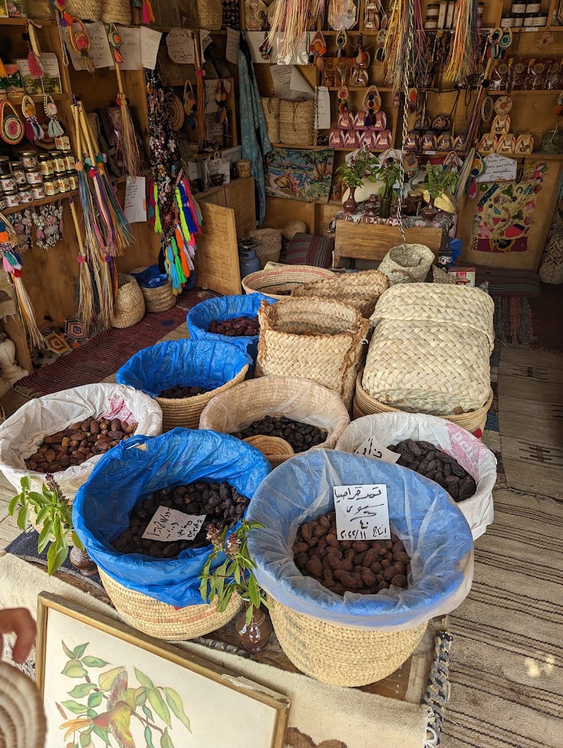 Mokhtar Dates and Natural Products: clear display of shop products