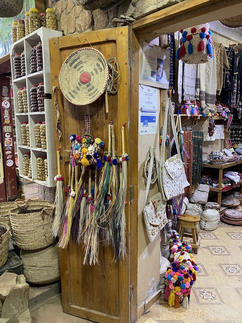 Siwa Traditional Hand Craft: shop products and atmosphere