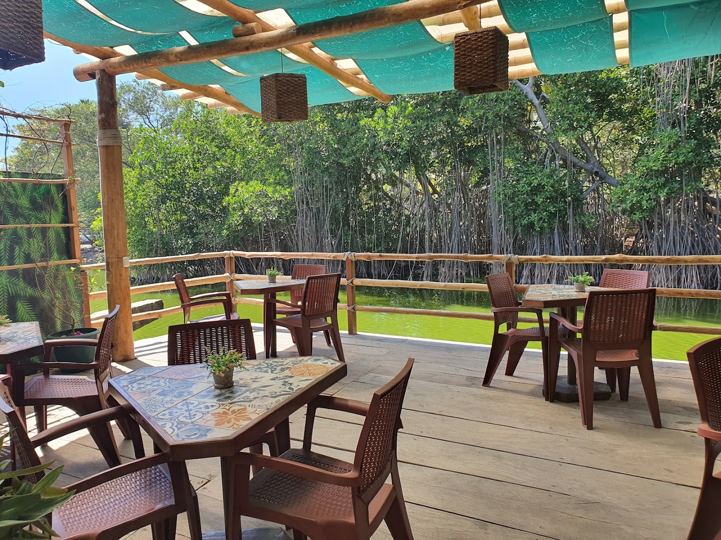 Dale Dale Café: inviting and scenic outdoor seating